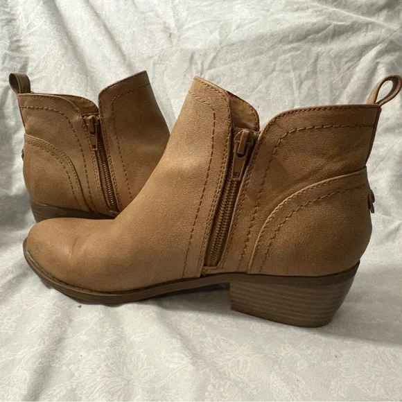 G by Guess ankle boots, tan, size 6 1/2 - Picture 3 of 5